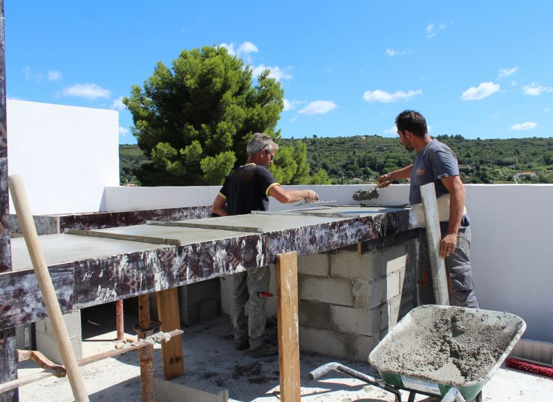 Après ferraillage des plans de travail , coulage du béton sur les différents comptoir .