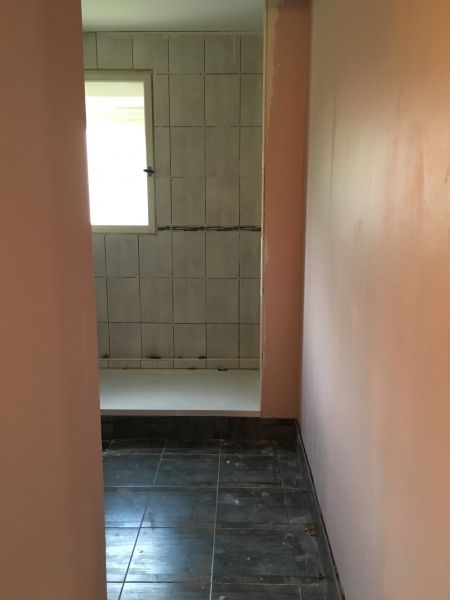 Application de peinture spéciale salle de bain et changement du bac à douche , et pose du meuble de salle de bain .