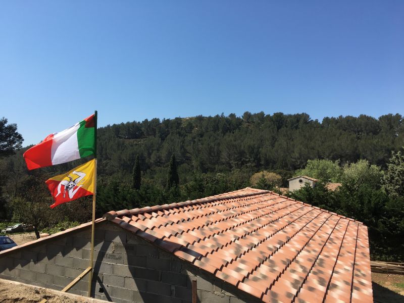 Fin de la construction de la maison , il ne reste plus qu'à poser l'enduit de la façade dans les tons pierre .