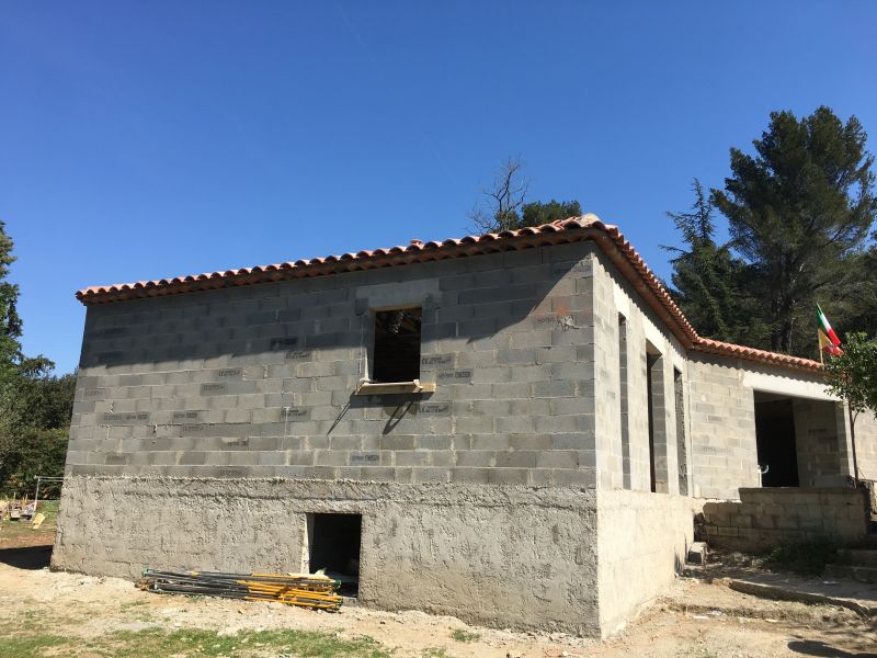 Vu du vide sanitaire , permettant l'accès au réseau en dessous de la maison .