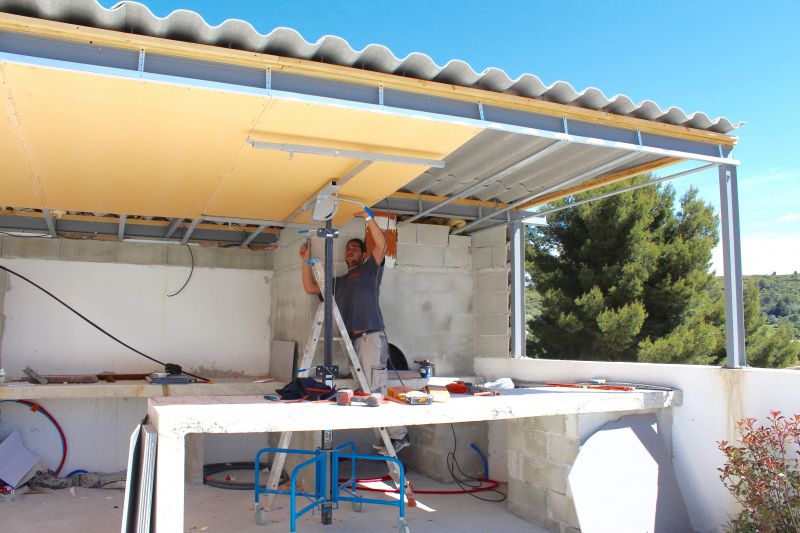 Après avoir créé une structure en acier pour la toiture , mise en place des rails , pour la pose des placo sur le plafond .